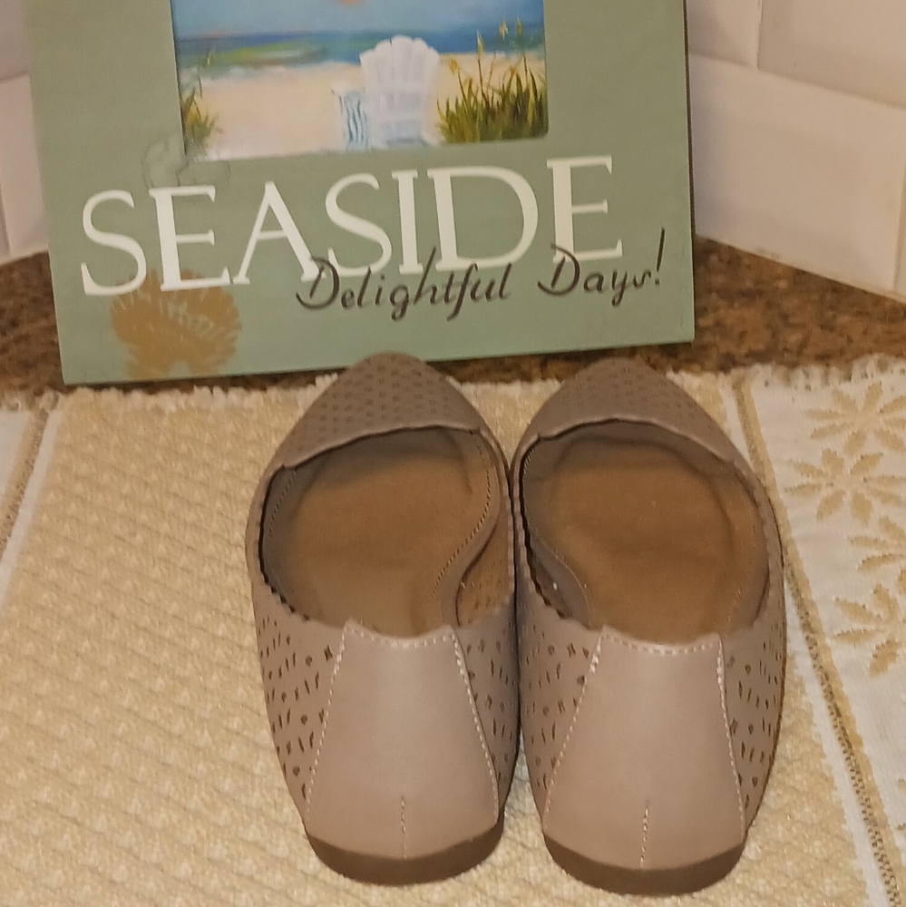 Union Bay Women's Blush Colored Slip on Flats Size 8M - Picture 2 of 11